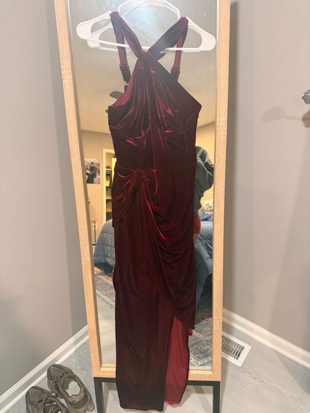 GOLDEN ERA GOWN AND GLOVE SET IN BURGUNDY VELVET - Picture 3 of 7